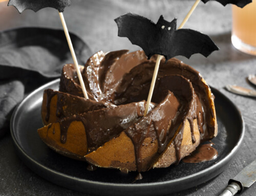 Spiced Kürbis-Marmorkuchen und Fledermaus-Caketopper-DIY zu Halloween