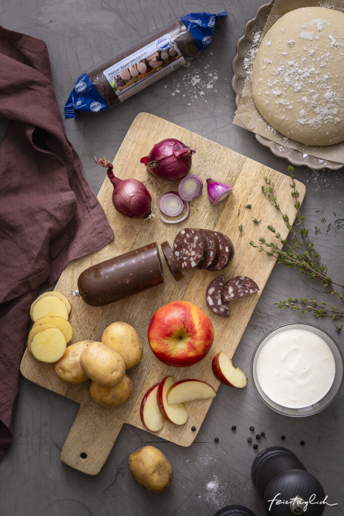 Heimatküche: Würziger Flammkuchen mit Blutwurst, Kartoffeln, pinken Zwiebeln, Apfel & Thymian, Zutaten, Cornelius Pfälzer Bauernblutwurst