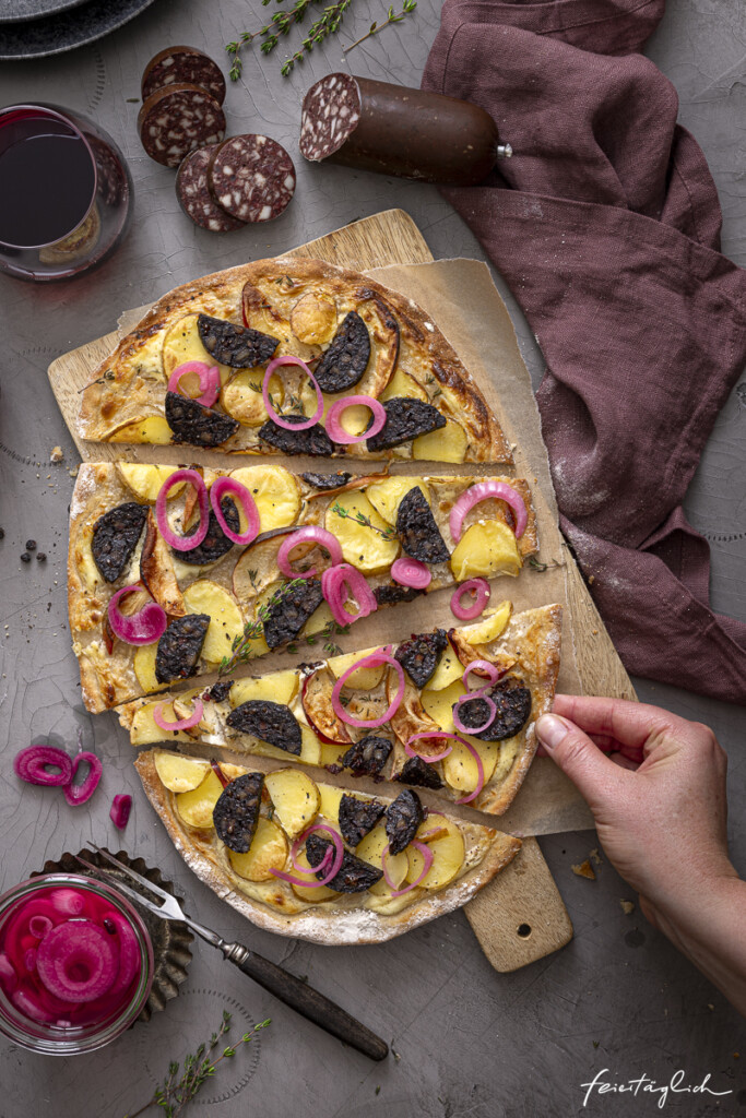 Heimatküche: Würziger Flammkuchen mit Blutwurst, Kartoffeln, pinken Zwiebeln, Apfel & Thymian