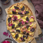 Heimatküche: Würziger Flammkuchen mit Blutwurst, Kartoffeln, pinken Zwiebeln, Apfel & Thymian