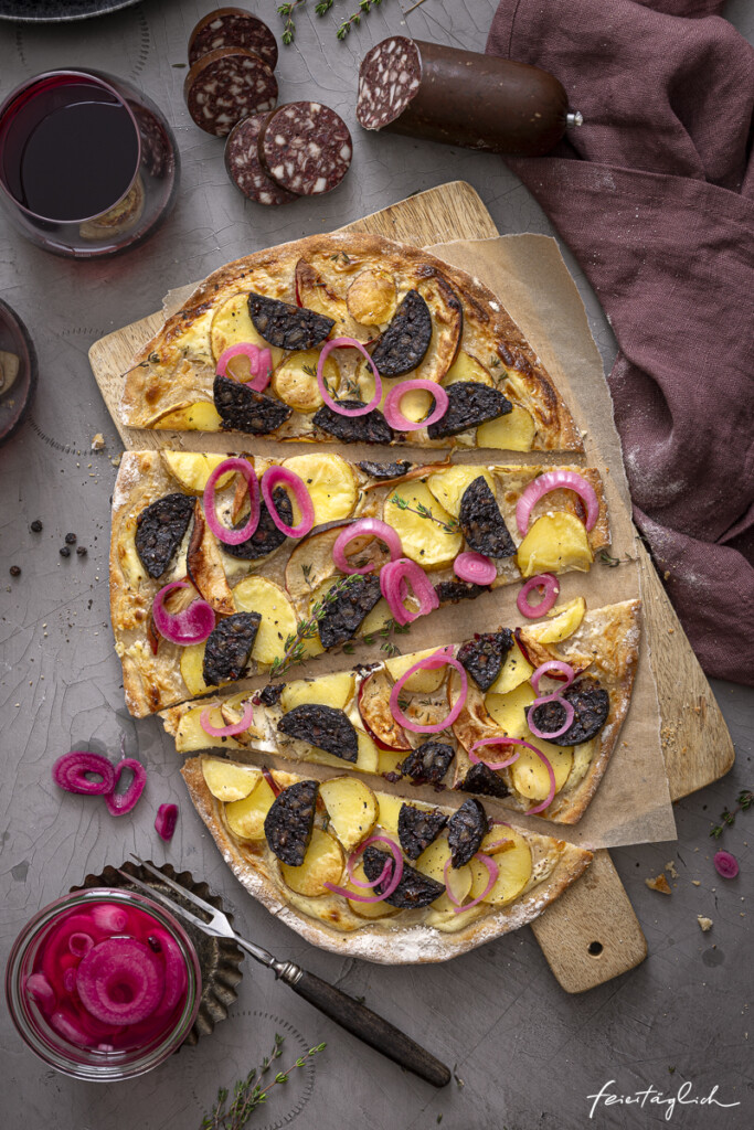 Heimatküche: Würziger Flammkuchen mit Blutwurst, Kartoffeln, pinken Zwiebeln, Apfel & Thymian