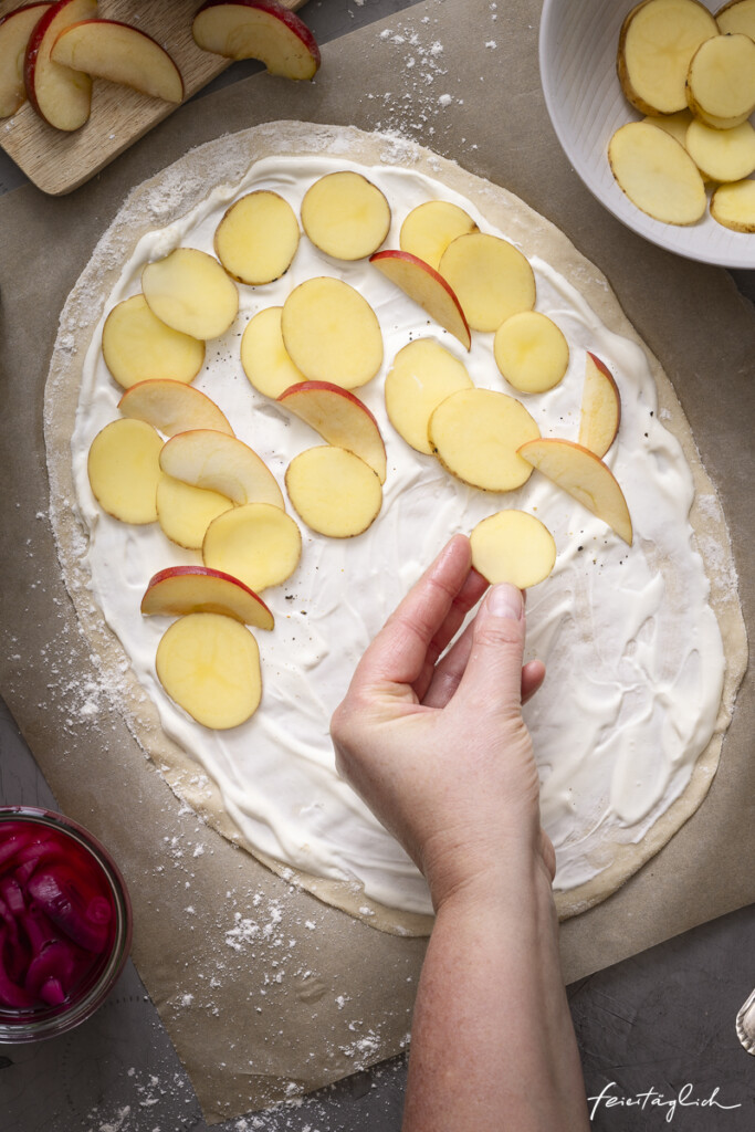 Heimatküche: Würziger Flammkuchen mit Blutwurst, Kartoffeln, pinken Zwiebeln, Apfel & Thymian