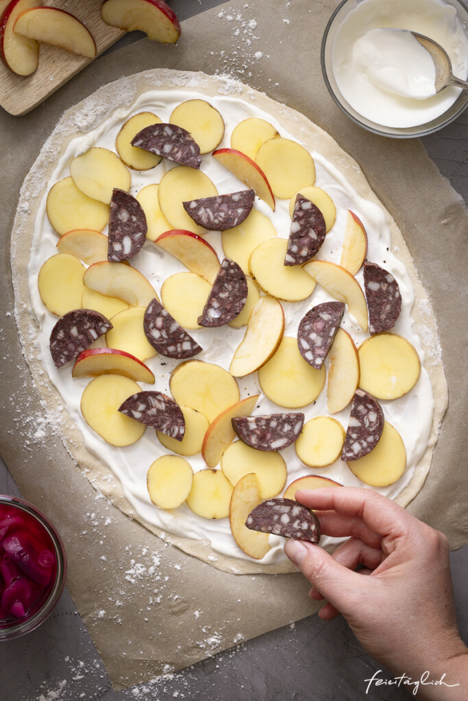 Heimatküche: Würziger Flammkuchen mit Blutwurst, Kartoffeln, pinken Zwiebeln, Apfel & Thymian