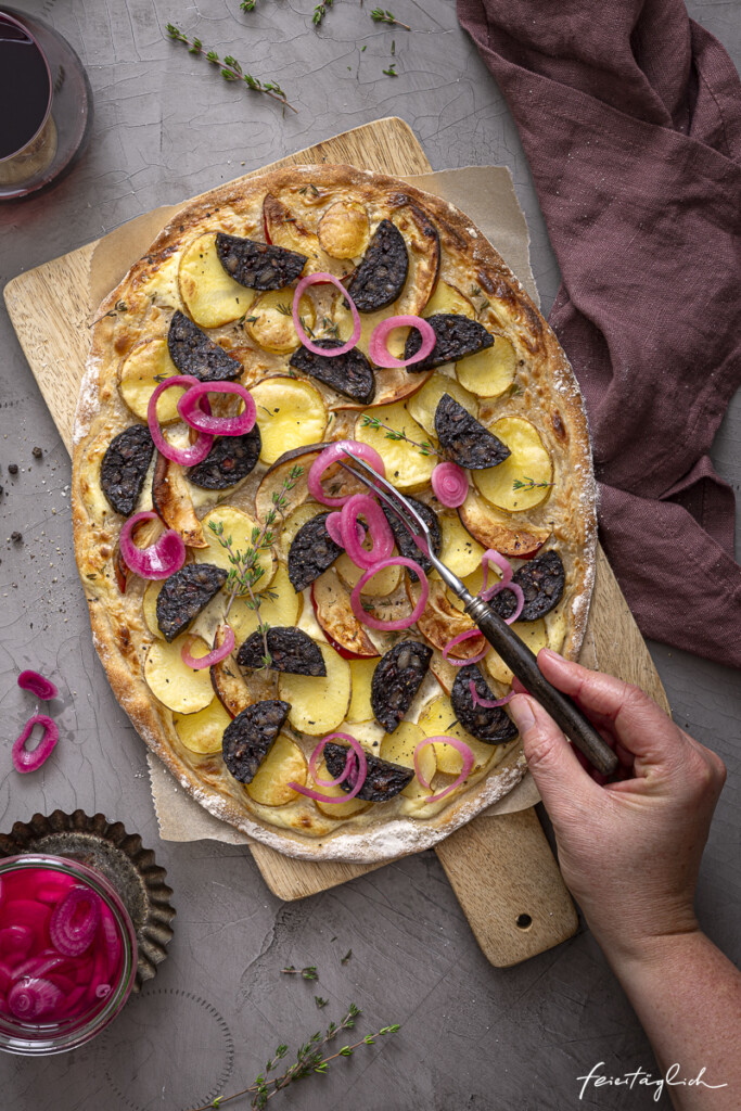 Heimatküche: Würziger Flammkuchen mit Blutwurst, Kartoffeln, pinken Zwiebeln, Apfel & Thymian