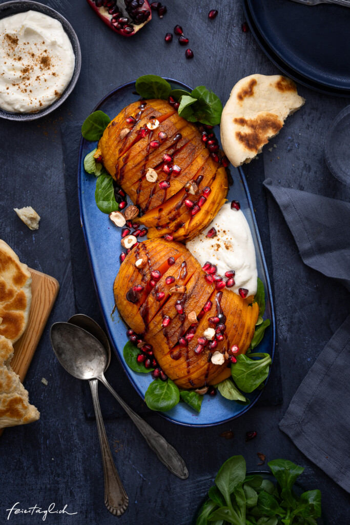 Hasselback Butternut-Kürbis aus dem Ofen mit orientalischen Gewürzen, Fetacreme & Granatapfel, Vegetarisches Weihnachtsessen, Hauptgang, Weihnachten, Veggie