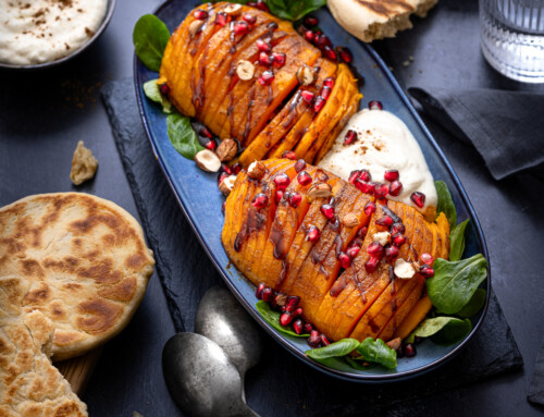 Hasselback Butternut-Kürbis aus dem Ofen mit orientalischen Gewürzen, Fetacreme & Granatapfel dazu Blitz-Pfannenbrot