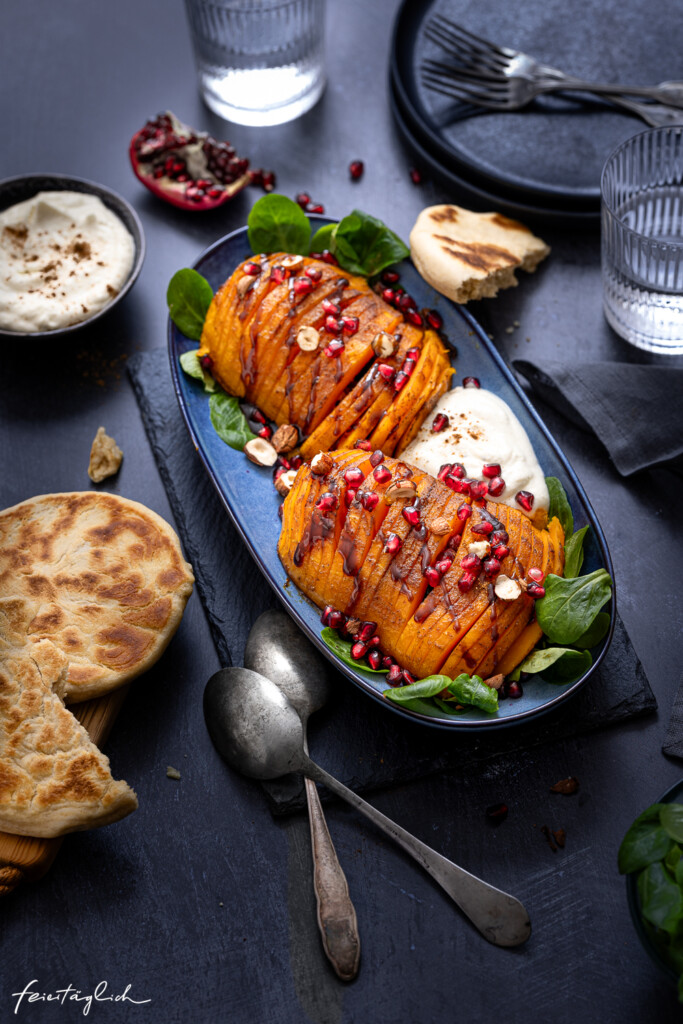 Hasselback Butternut-Kürbis aus dem Ofen mit orientalischen Gewürzen, Fetacreme & Granatapfel, Vegetarisches Weihnachtsessen, Hauptgang, Weihnachten, Veggie