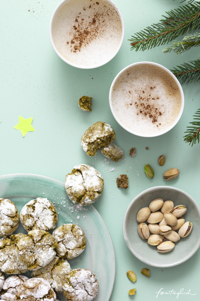 Rezept für himmlische Pistazien Crinkle Cookies – Weihnachtsbäckerei und Chai Latte