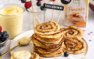 Fluffige Cinnamon Roll Pancakes mit CreamCheese Guss zum Super Bowl mit fertigem leif Pancake Teig