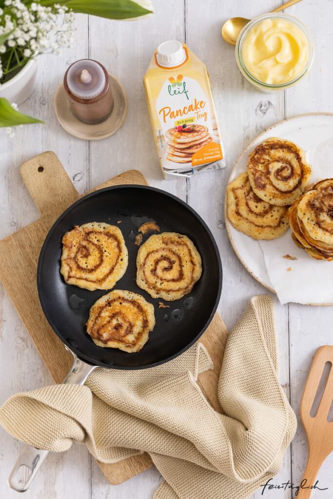 Fluffige Cinnamon Roll Pancakes mit CreamCheese Guss zum Super Bowl mit leif Pancake Teig aus  dem Tetrapack (aus dem Kühlregal)