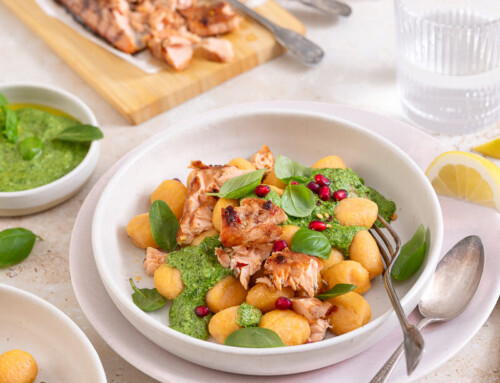 Süßkartoffel Gnocchi mit Ofen-Lachs und Spinat-Basilikum-Pesto – Gesundes Comfort Food, dass glücklich macht!